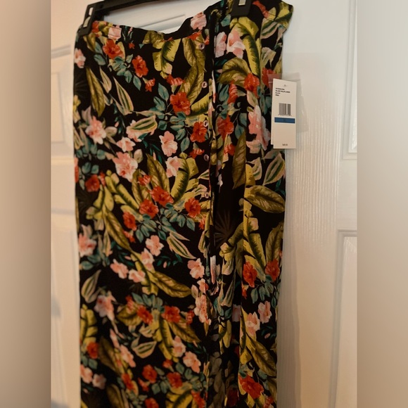 Jessica Simpson Two Piece skirt set! Flirty! Classy! - Picture 2 of 4